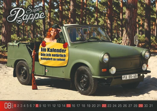 Super Pappe 2027 – August mit olivgrünem Trabant Kübelwagen
