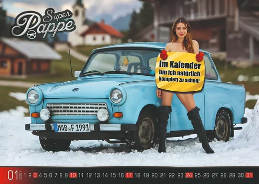 Super Pappe 2027 – Januar mit blauem Trabant in Winterkulisse