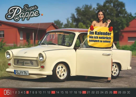 Super Pappe 2027 – Juni mit cremefarbenem Trabant und Model