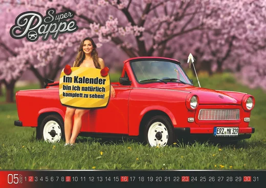 Super Pappe 2027 – Mai mit rotem Trabant Cabrio vor Blütenkulisse