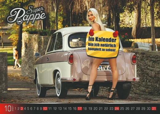 Super Pappe 2027 – Oktober mit Trabant in herbstlicher Kulisse